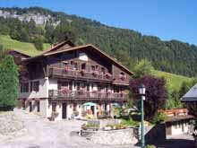 Hôtel Eau Vive Votre hébergement en Savoie, dans le Val d'Arly au coeur de l'Espace Diamant, dans un véritable chalet hôtel tout confort et votre séjour randonnées inclus.